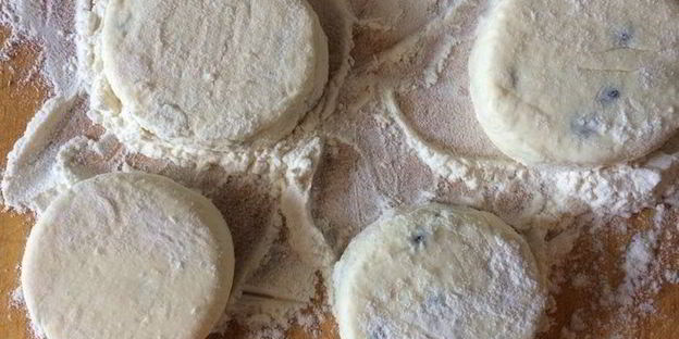 сырники с шоколадом и манговым соусом