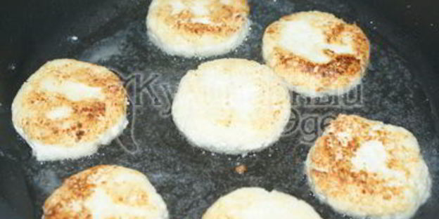 сырники со сметаной, джемом и ягодами