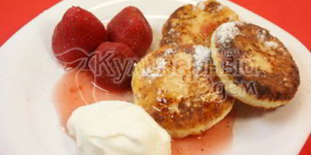 сырники со сметаной, джемом и ягодами