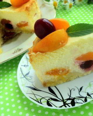 Творожник с абрикосами и вишней