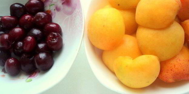 творожник с абрикосами и вишней