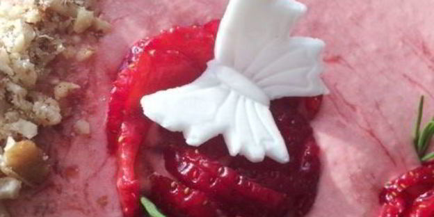 творожник со свежей клубникой и черешней