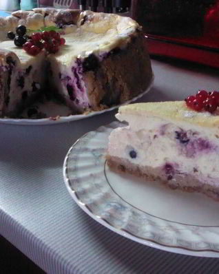 Воздушный творожник со смородиной