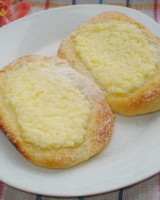 Дрожжевое тесто с творогом в духовке