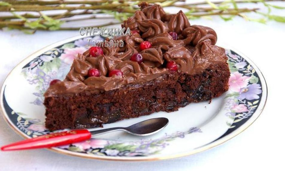 Рецепт бархатного шоколадного торта с черносливом без масла