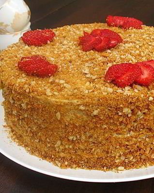 Карамельный медовик с клубникой