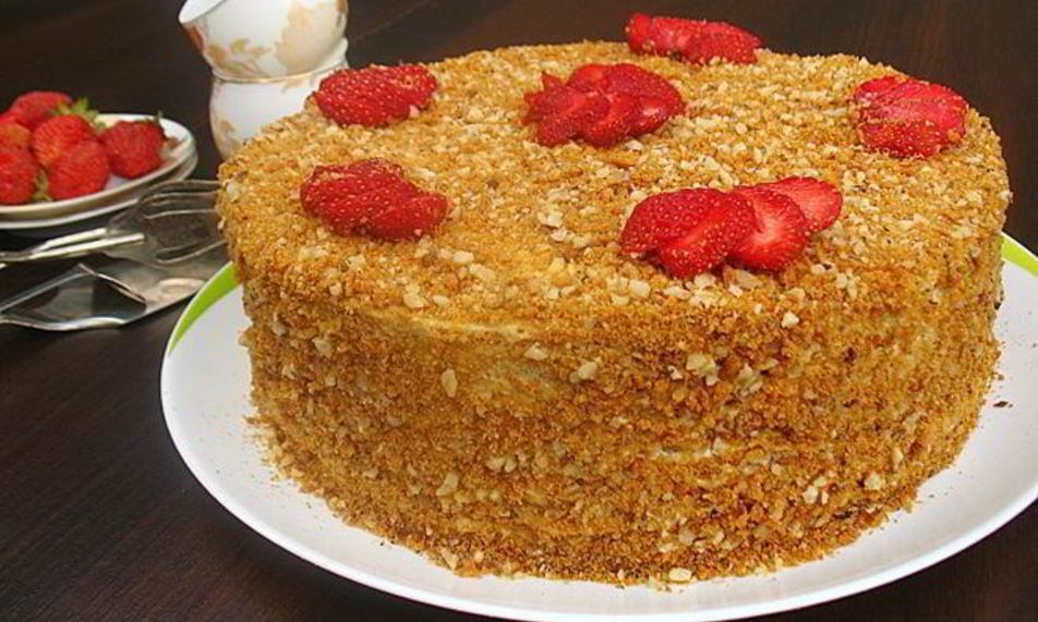 Рецепт карамельного медовика с клубникой