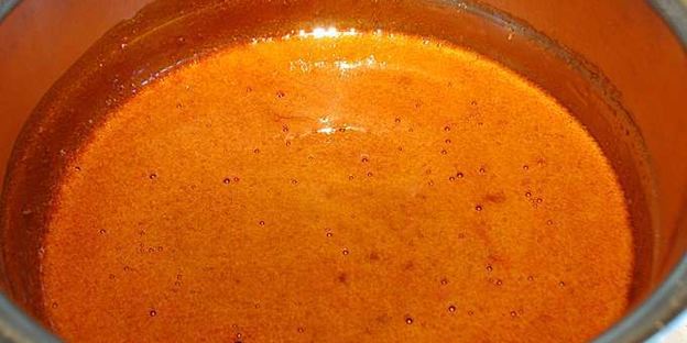 карамельный медовик с клубникой