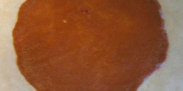 карамельный медовик с клубникой