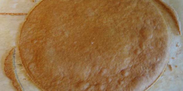 карамельный медовик с клубникой