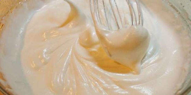 карамельный медовик с клубникой