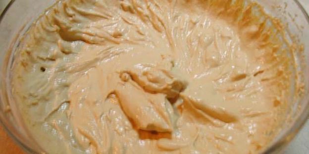 карамельный медовик с клубникой