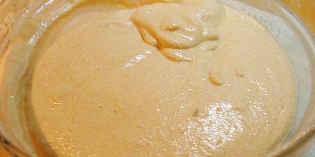 карамельный медовик с клубникой