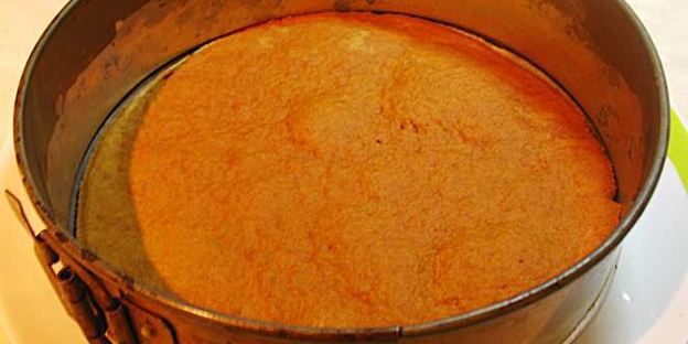 карамельный медовик с клубникой