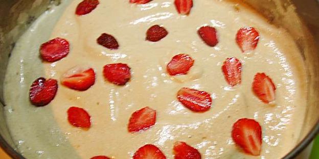 карамельный медовик с клубникой