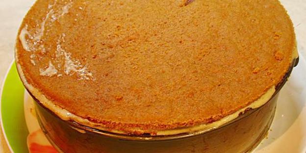 карамельный медовик с клубникой