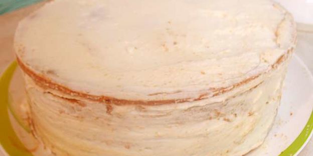 карамельный медовик с клубникой