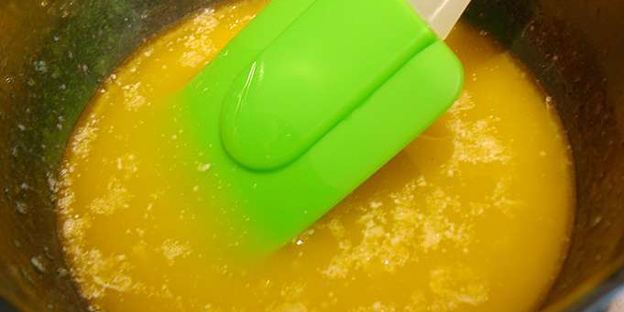 карамельный медовик с клубникой