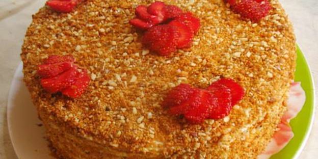 карамельный медовик с клубникой