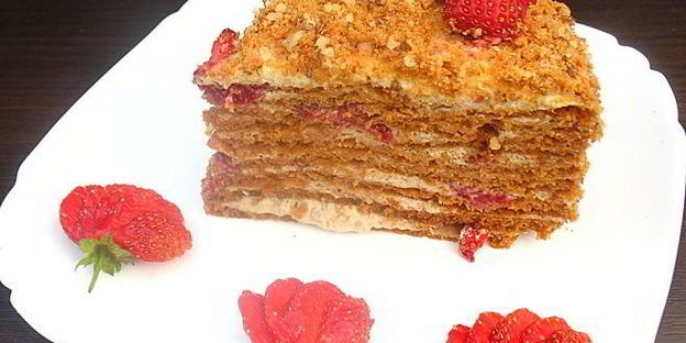 карамельный медовик с клубникой