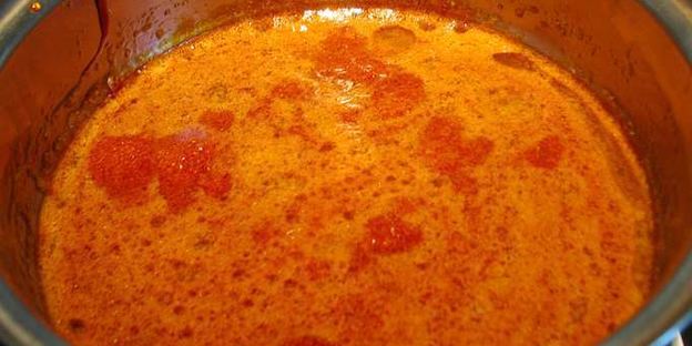 карамельный медовик с клубникой