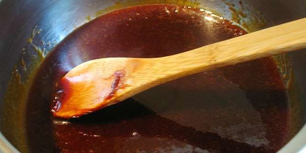 карамельный медовик с клубникой