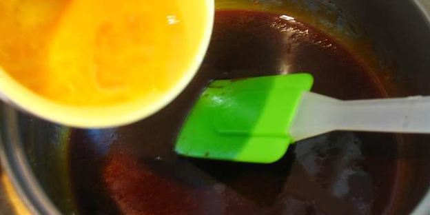 карамельный медовик с клубникой