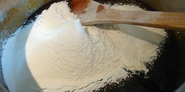 карамельный медовик с клубникой