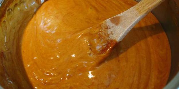 карамельный медовик с клубникой