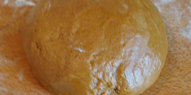 карамельный медовик с клубникой