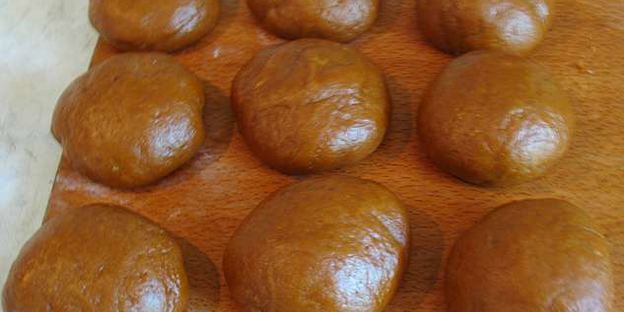 карамельный медовик с клубникой