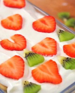 Клубничный торт без выпечки