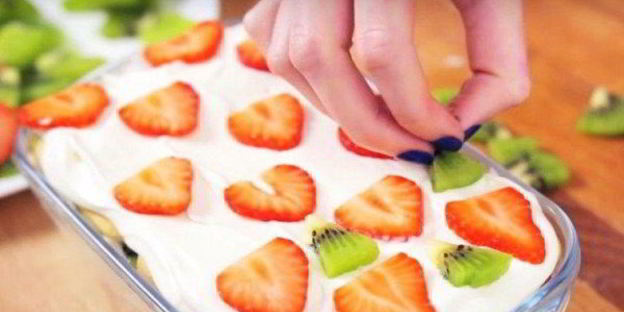 клубничный торт без выпечки