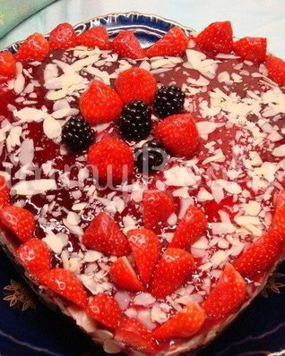 Миндальный торт с малиной без выпечки и муки