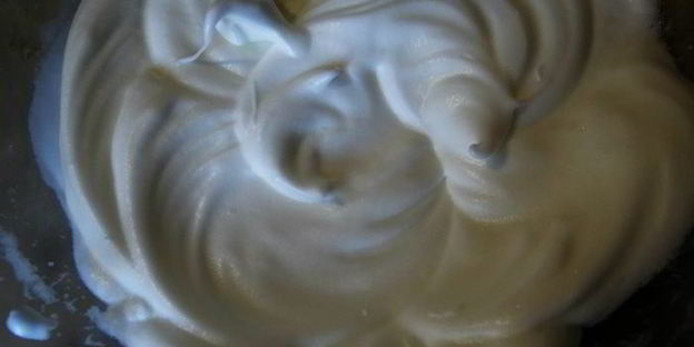 монторт — маковый бисквит под сливочно-молочной заливкой