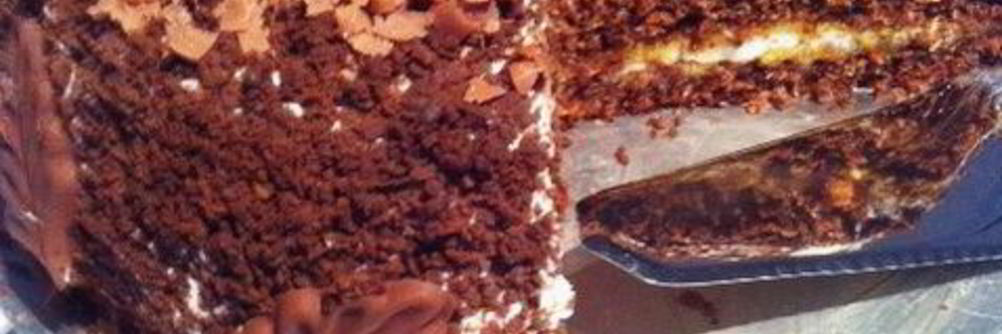 Шоколадный торт с маракуйей и безе