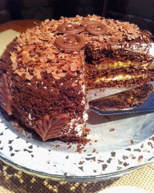 Шоколадный торт с маракуйей и безе