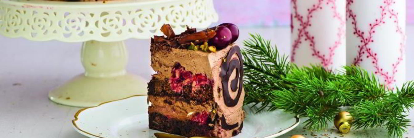 Шоколадный торт с вишней