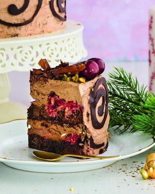 Шоколадный торт с вишней