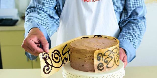 шоколадный торт с вишней