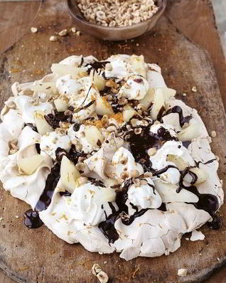 Торт безе с грушами, сливками, лесными орехами и шоколадным соусом