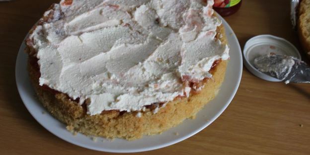 торт с клубничным джемом и творожным кремом