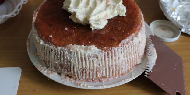 торт с клубничным джемом и творожным кремом