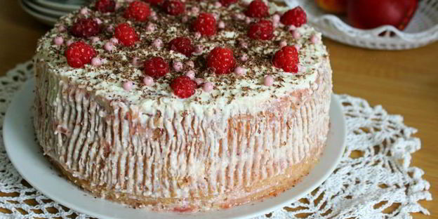 торт с клубничным джемом и творожным кремом