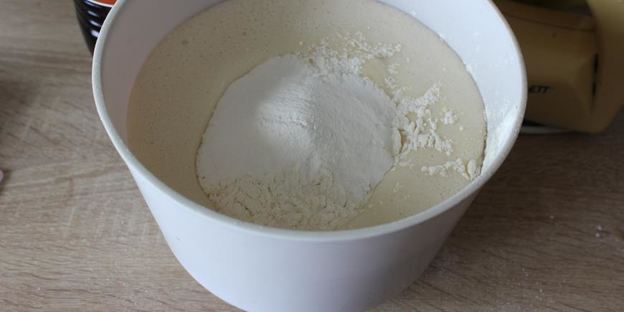 торт с клубничным джемом и творожным кремом