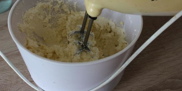 торт с клубничным джемом и творожным кремом