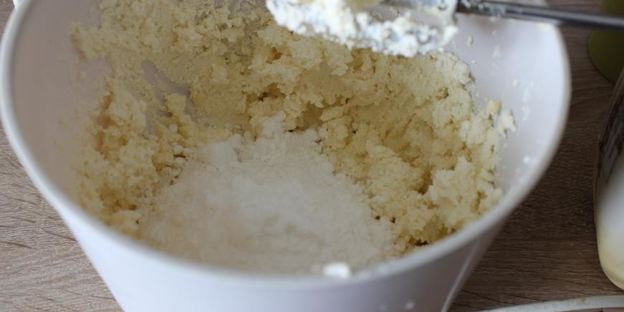 торт с клубничным джемом и творожным кремом