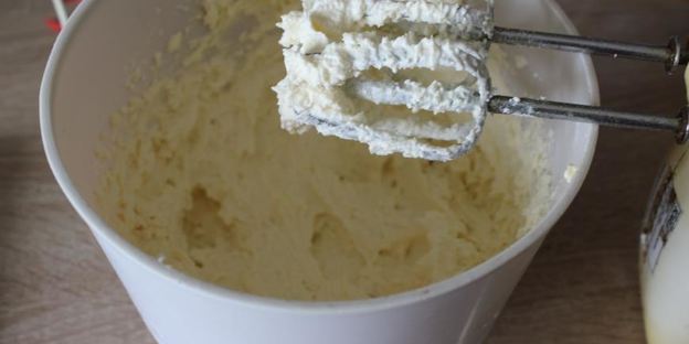 торт с клубничным джемом и творожным кремом