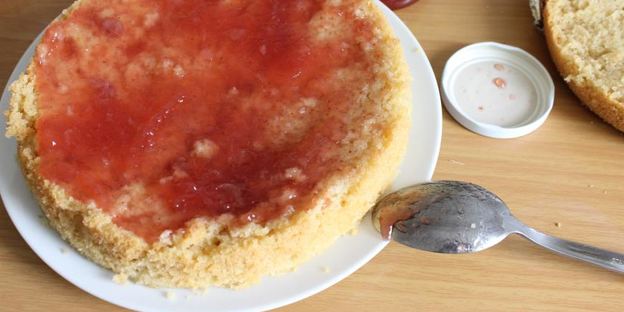 торт с клубничным джемом и творожным кремом