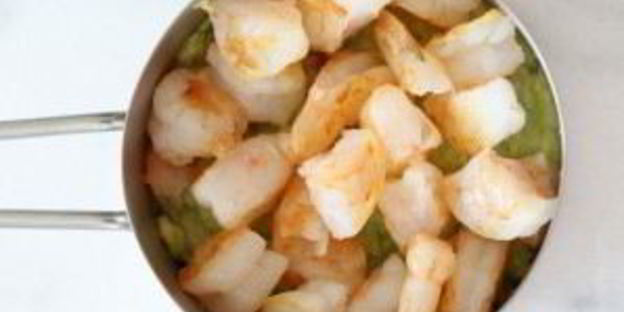 торт с креветками и авокадо